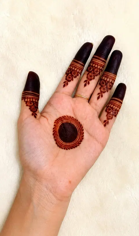 simple stylish circle back hand mehndi design