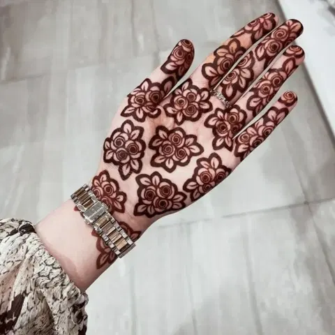 aesthetic bridal flower front hand mehndi design