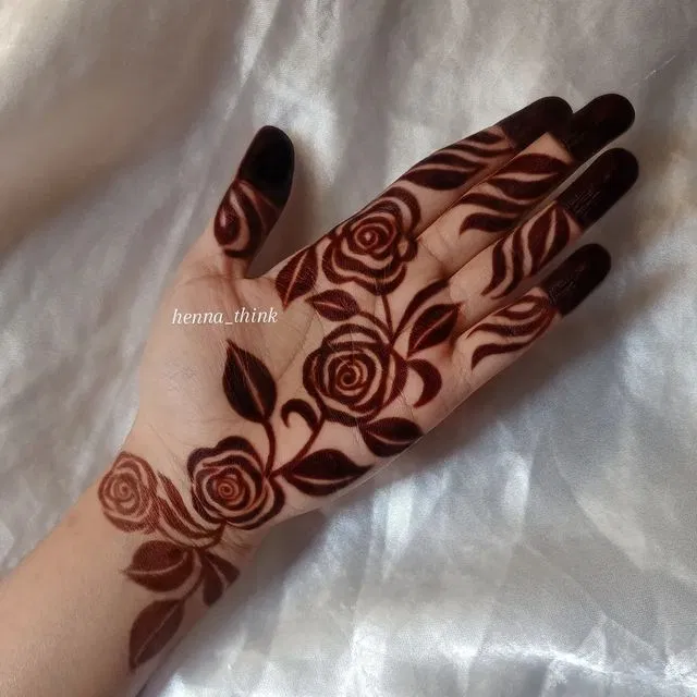 Aesthetic Arabic Front Hand Mehndi Design with Flowers (26)