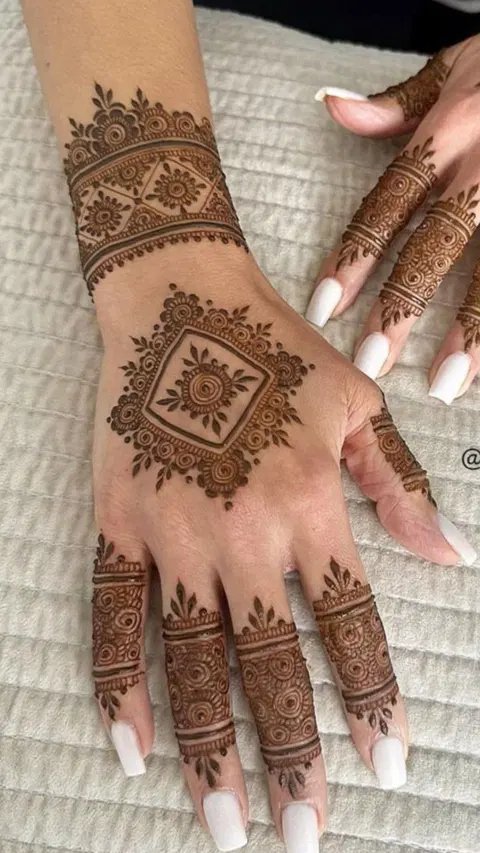 bridal simple circle wrist mehndi design