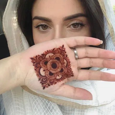 aesthetic simple circle finger mehndi design