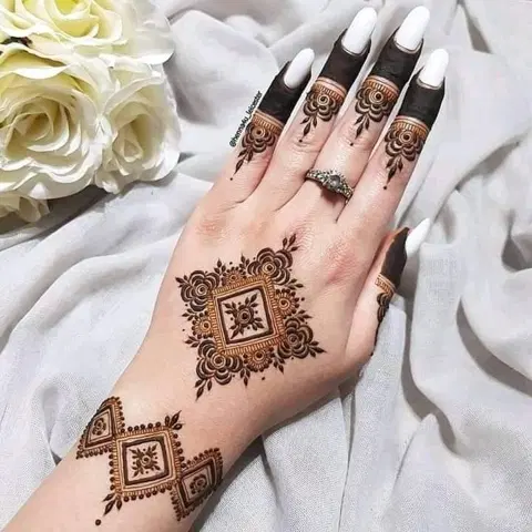 aesthetic arabic circle finger mehndi design
