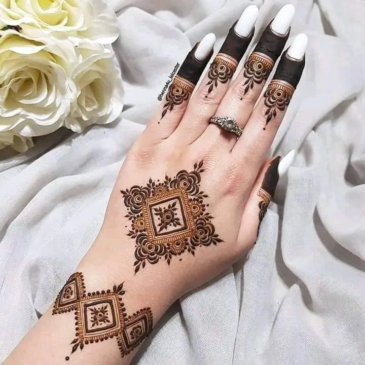 Aesthetic Arabic Finger Mehndi Design with Gol Tikki, Flowers and Jaal for Eid (16)