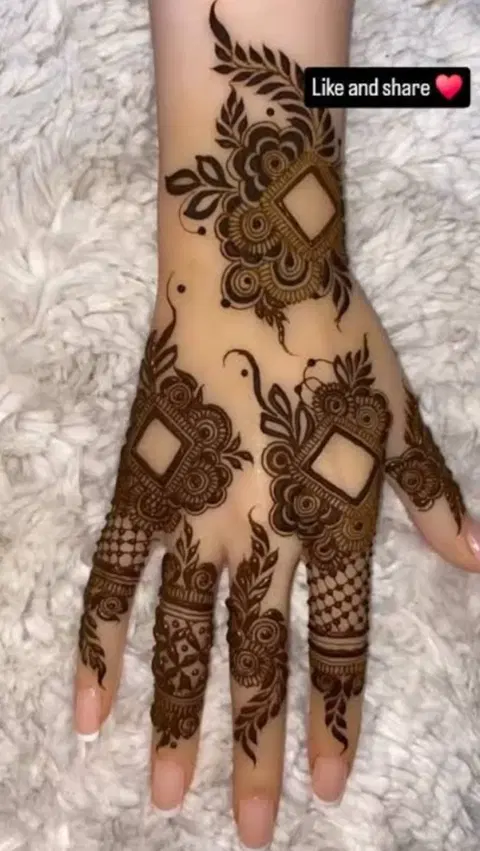 aesthetic arabic bel back hand mehndi design