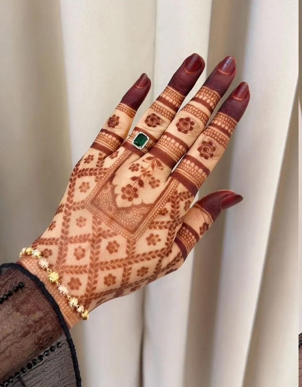 Bridal Simple Finger Mehndi Design with Gol Tikki (7)