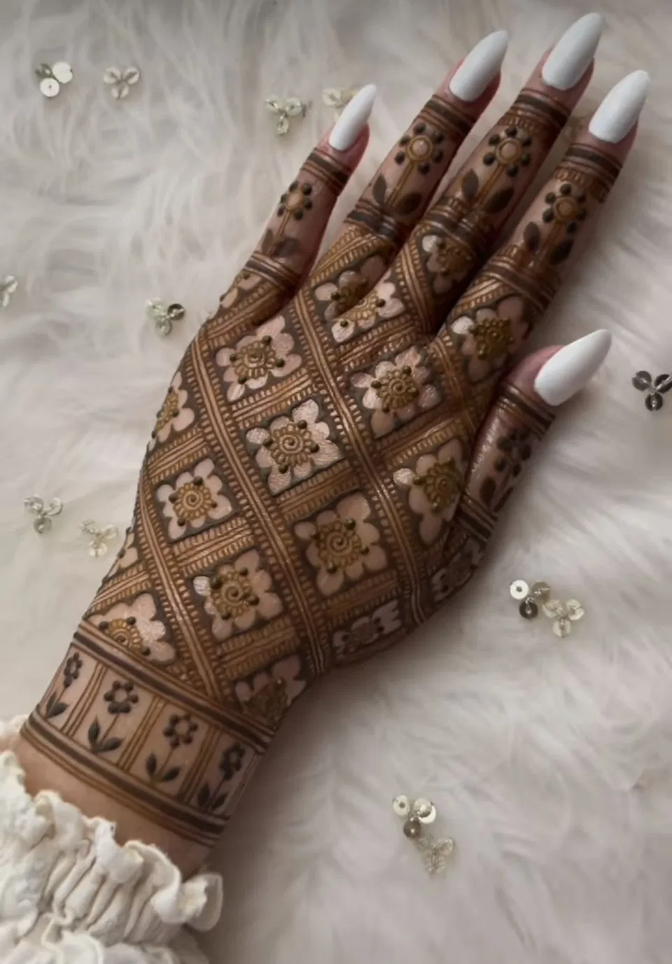 Dubai Simple Back Hand Mehndi Design with Jaal
