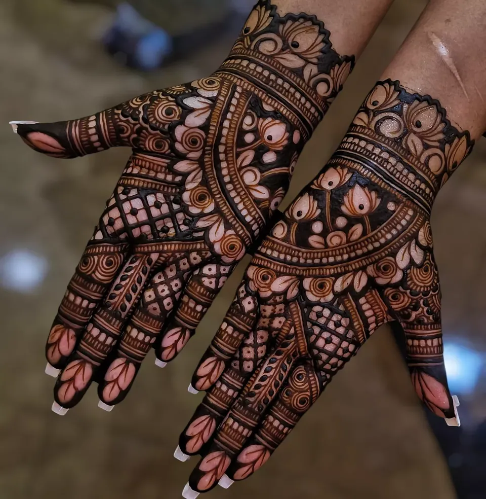 Aesthetic Bridal Front Hand Mehndi Design with Figures for Diwali