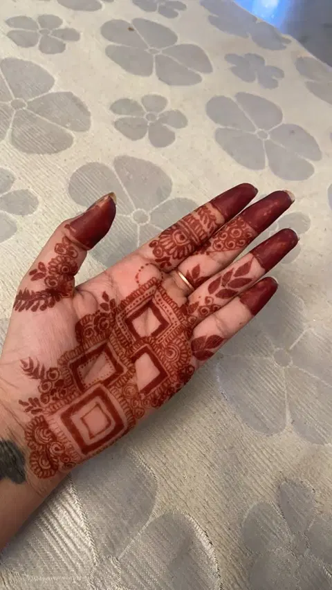 simple stylish finger mehndi design