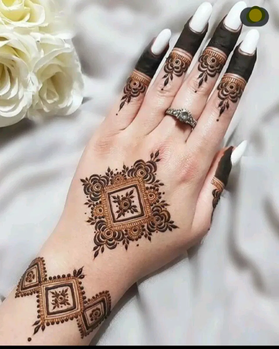 Simple Stylish Finger Mehndi Design with Gol Tikki, Flowers and Jaal (5)