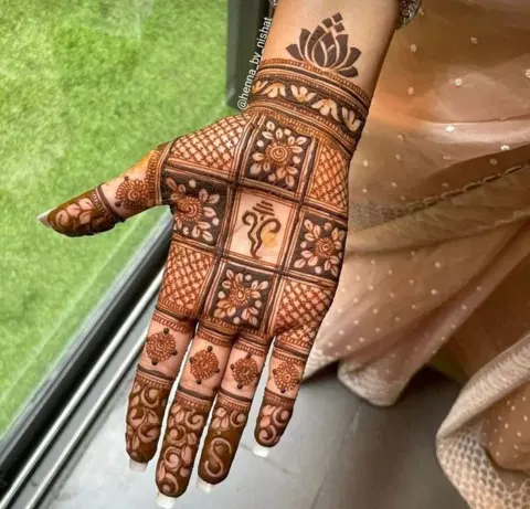 simple stylish front hand mehndi design