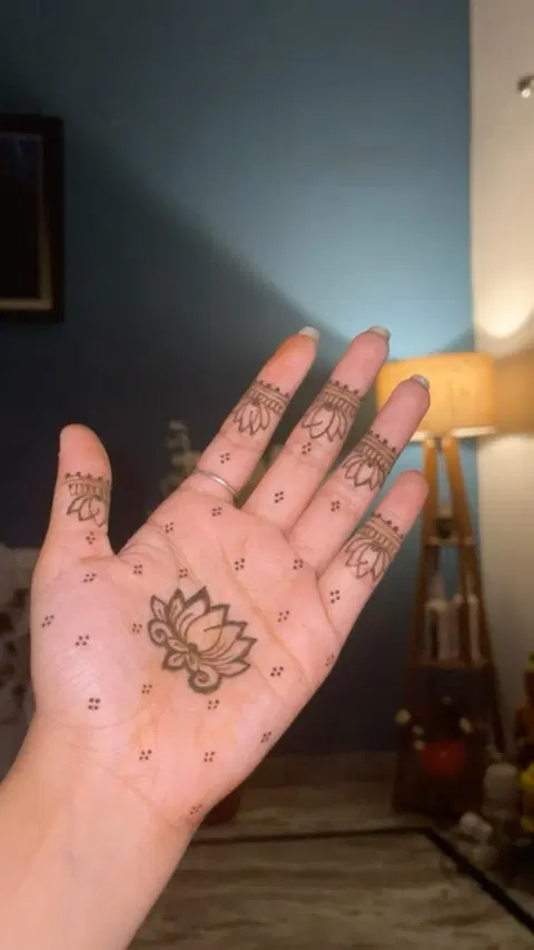 aesthetic minimal flower finger mehndi design