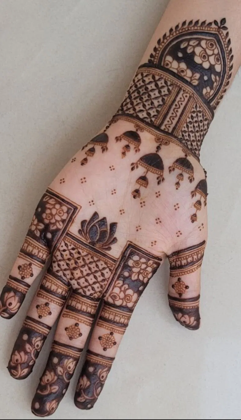 Aesthetic Bridal Finger Mehndi Design with Gol Tikki and Lotus