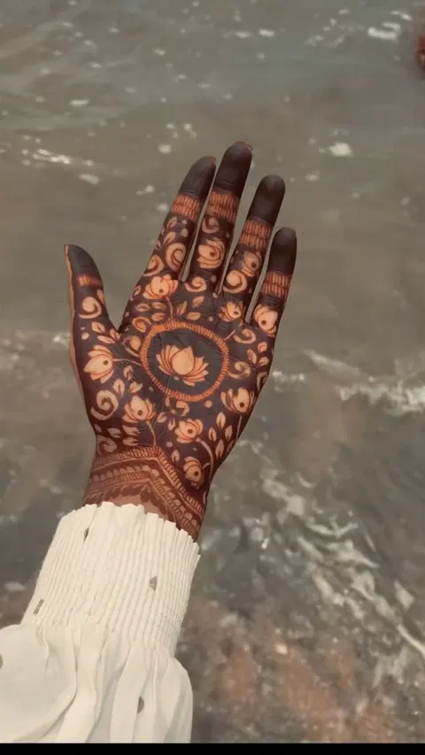 aesthetic stylish circle back hand mehndi design