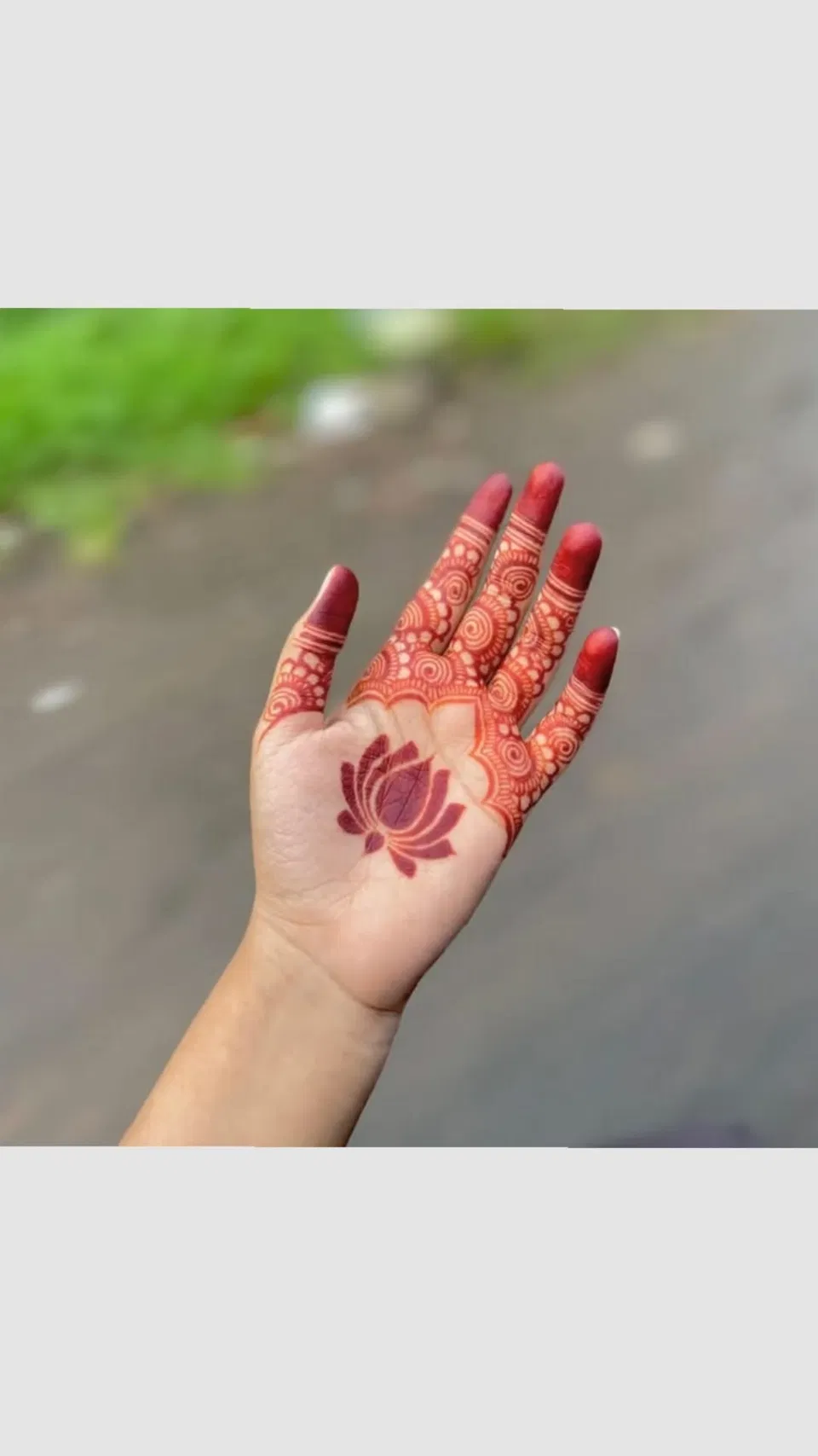 Aesthetic Simple Finger Mehndi Design with Flowers and Lotus