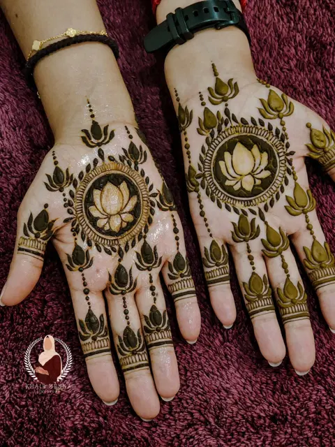 aesthetic simple circle finger mehndi design