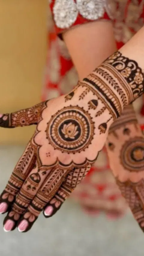aesthetic bridal circle back hand mehndi design