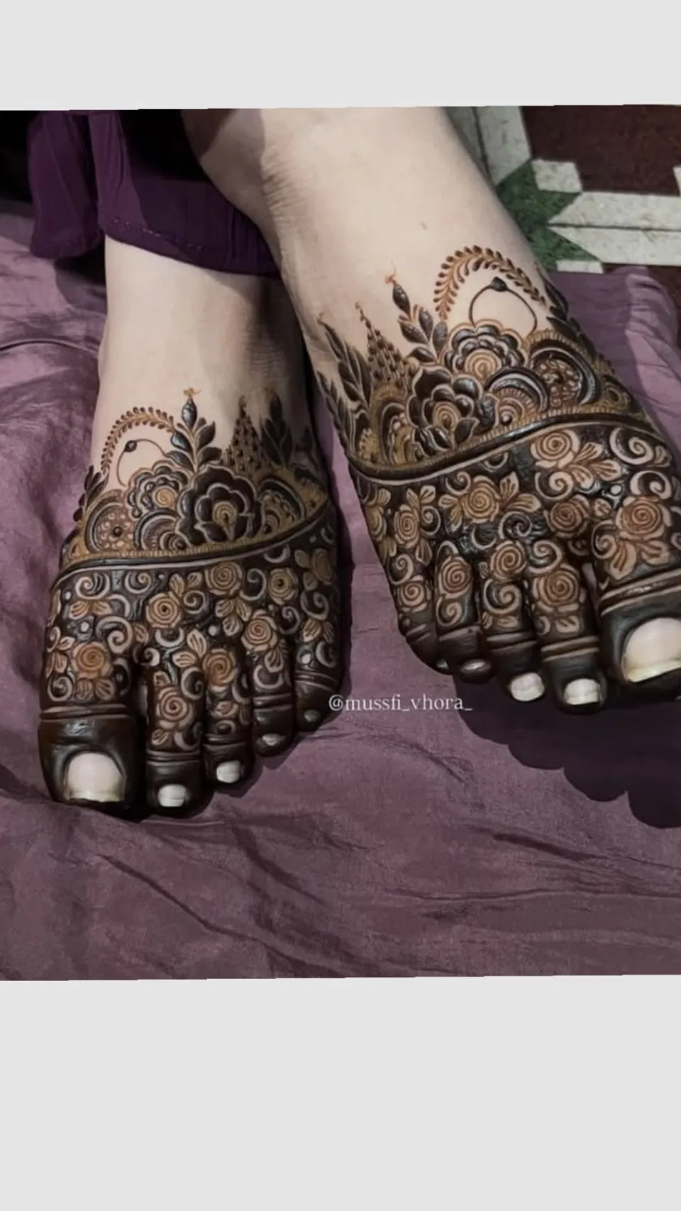 Bridal Stylish Back Hand Mehndi Design with Gol Tikki and Figures (3)