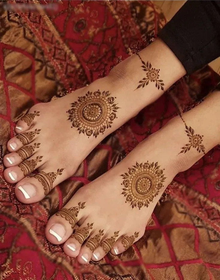 Bridal Minimal Back Hand Mehndi Design with Gol Tikki (2)