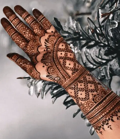 aesthetic indian circle back hand mehndi design