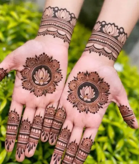simple stylish circle finger mehndi design