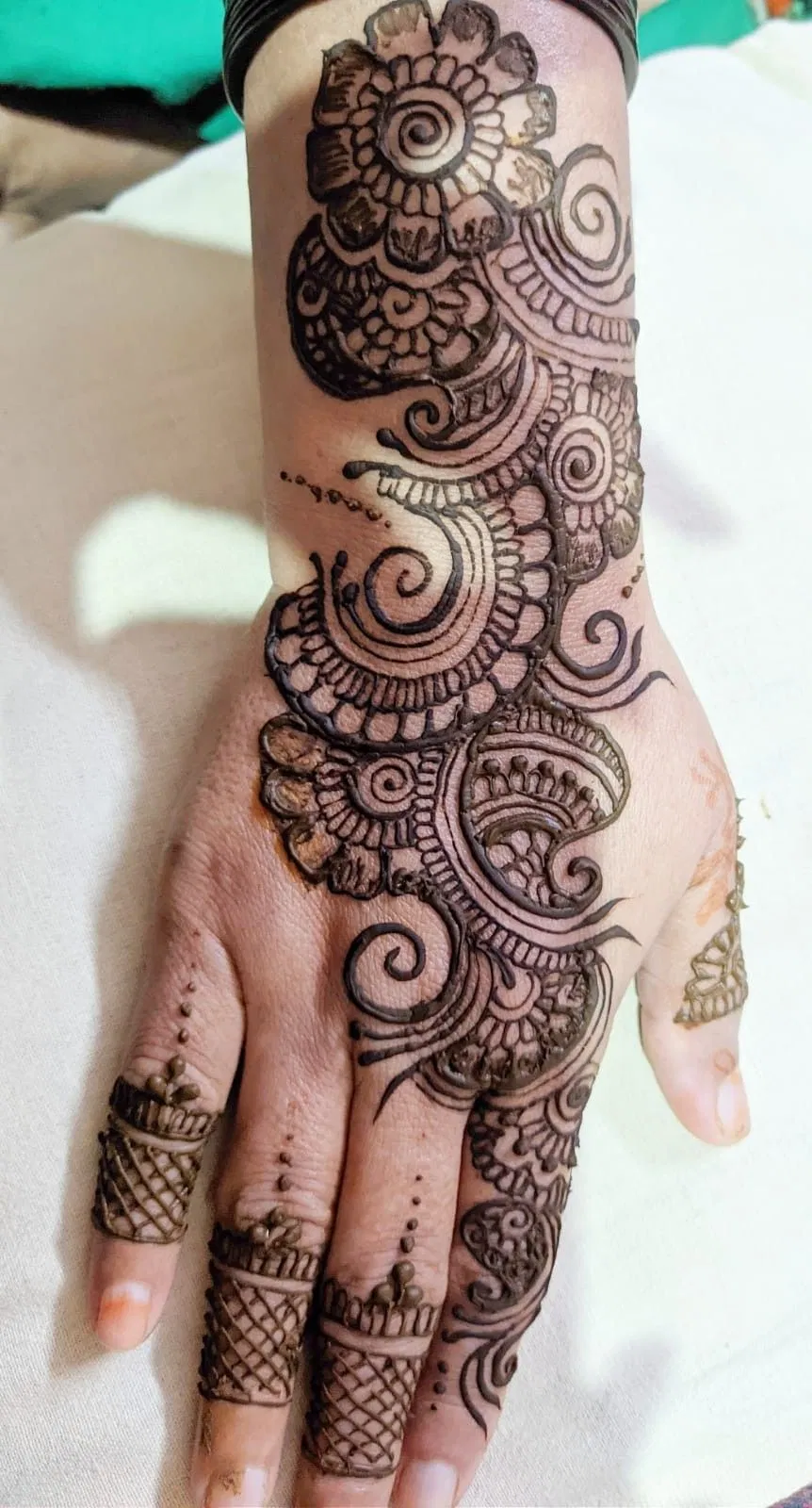 Arabic Simple Back Hand Mehndi Design with Bel (24)