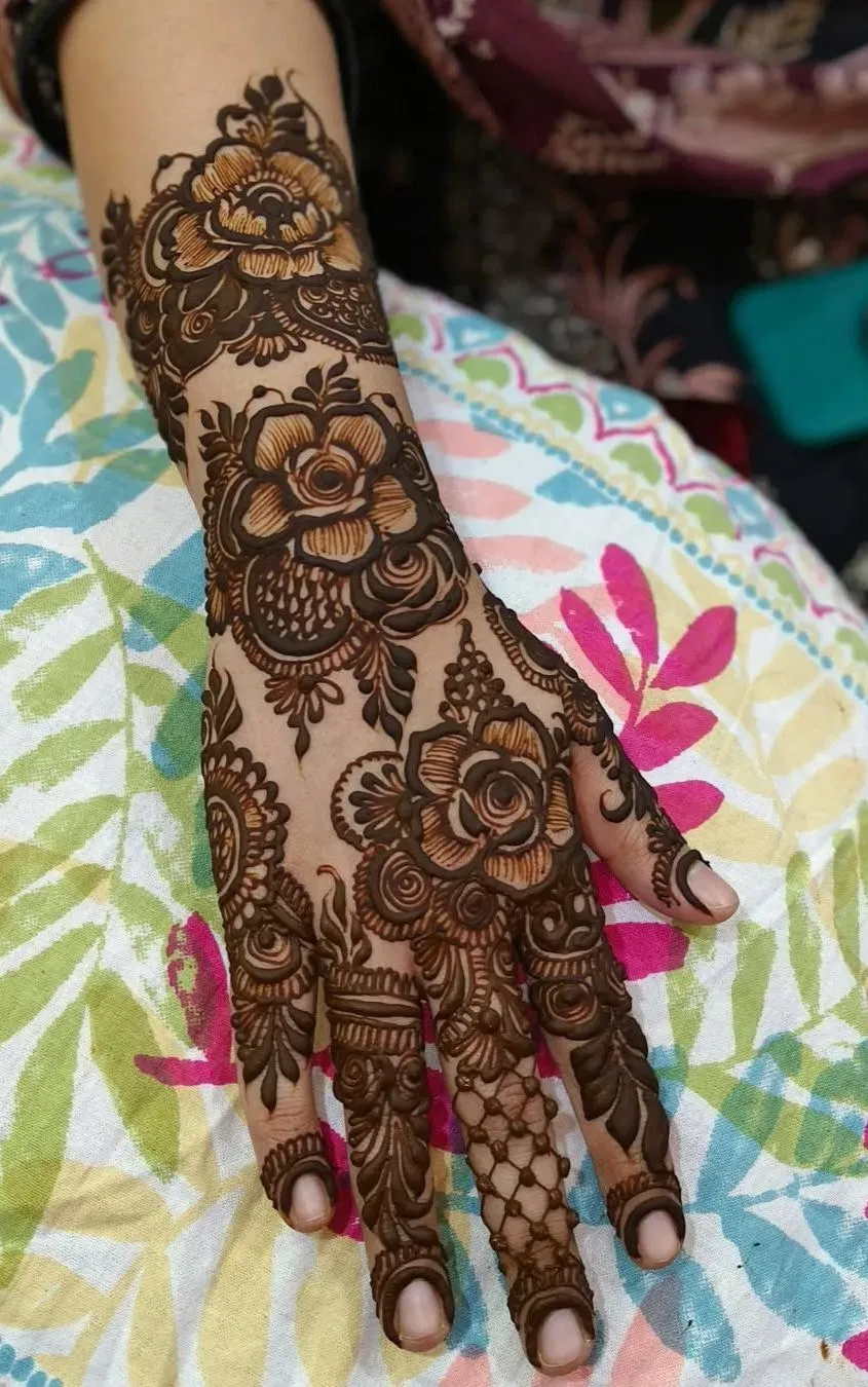 Heavy Aesthetic Dubai Back Hand Mehndi Design