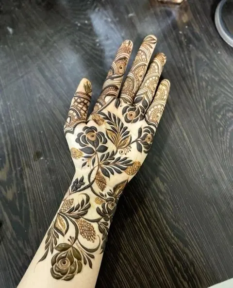 aesthetic arabic circle front hand mehndi design