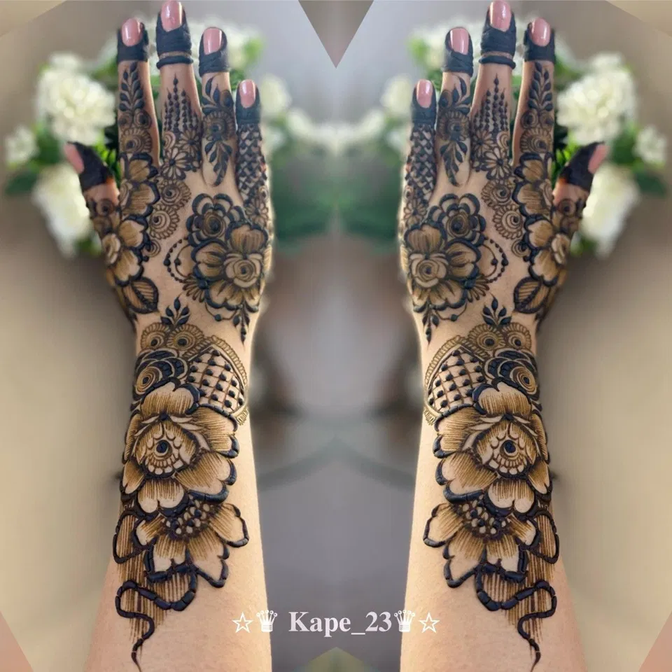 Aesthetic Dubai Back Hand Mehndi Design with Flowers (4)