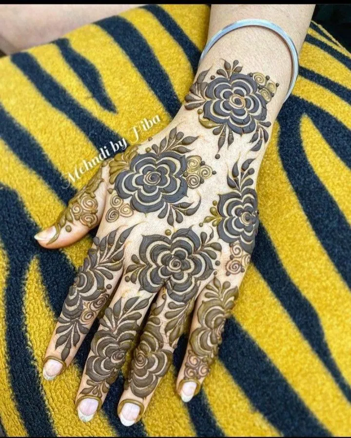 Heavy Aesthetic Arabic Back Hand Mehndi Design with Flowers (3)