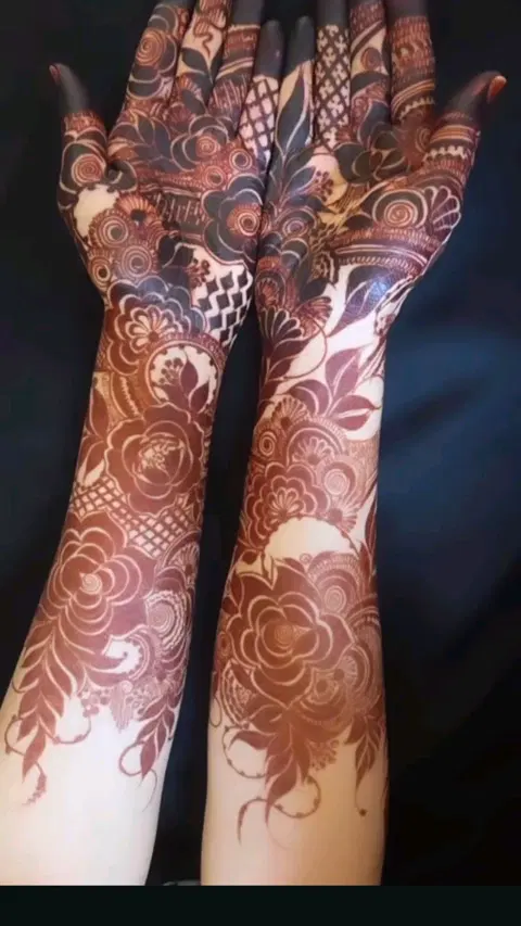 aesthetic bridal back hand mehndi design
