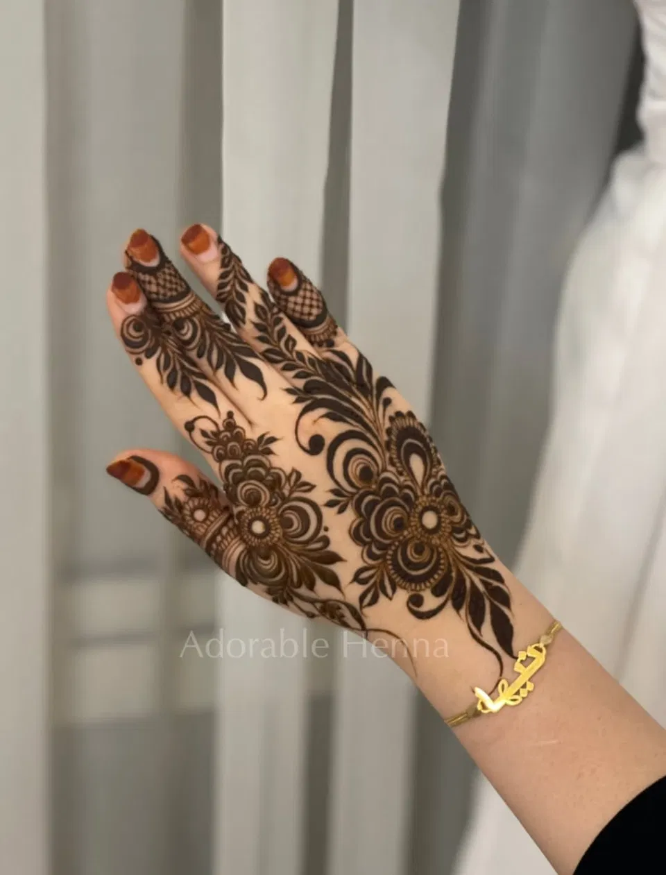 Aesthetic Arabic Back Hand Mehndi Design with Gol Tikki (57)
