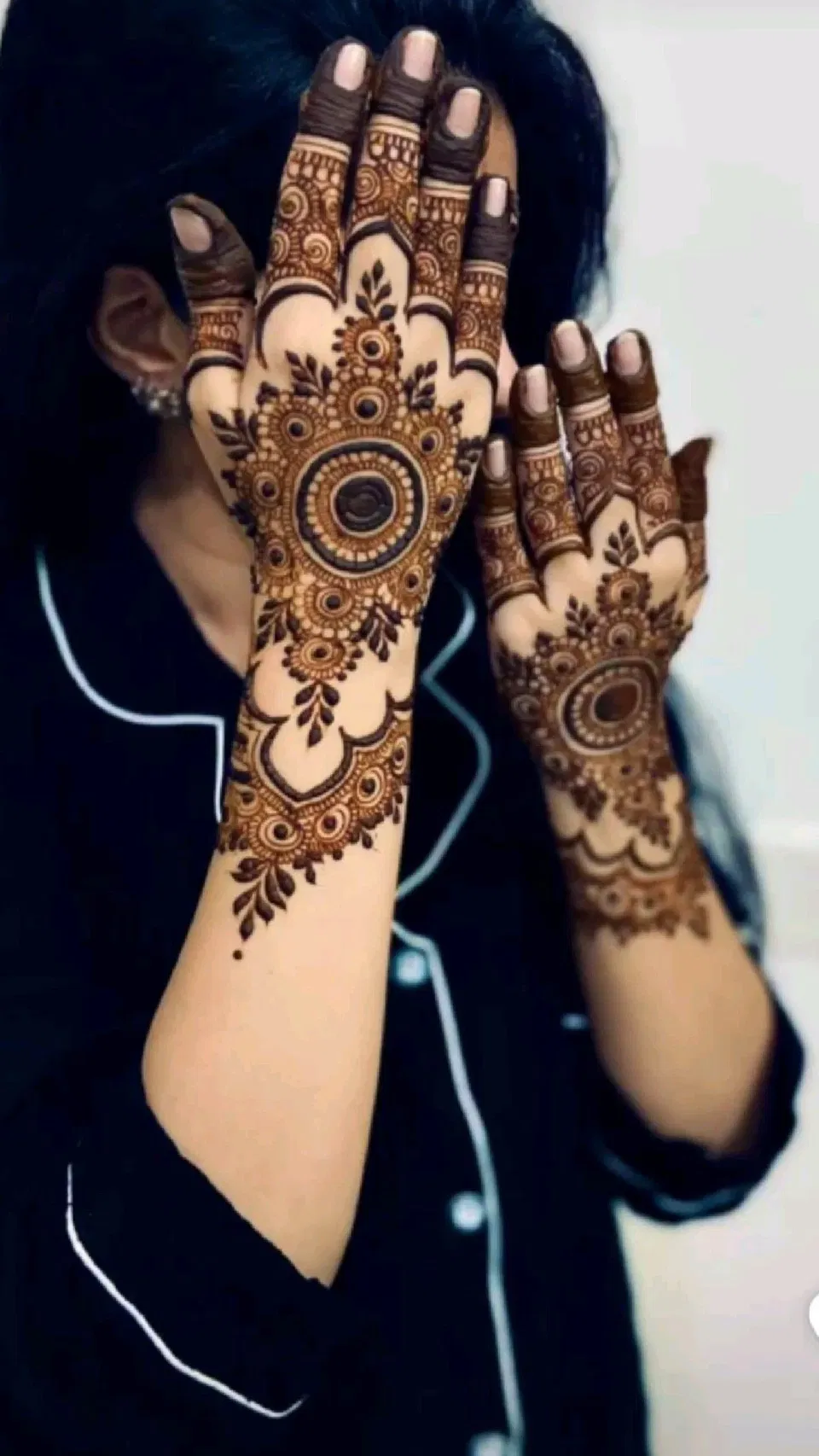 Aesthetic Dubai Foot Mehndi Design with Flowers