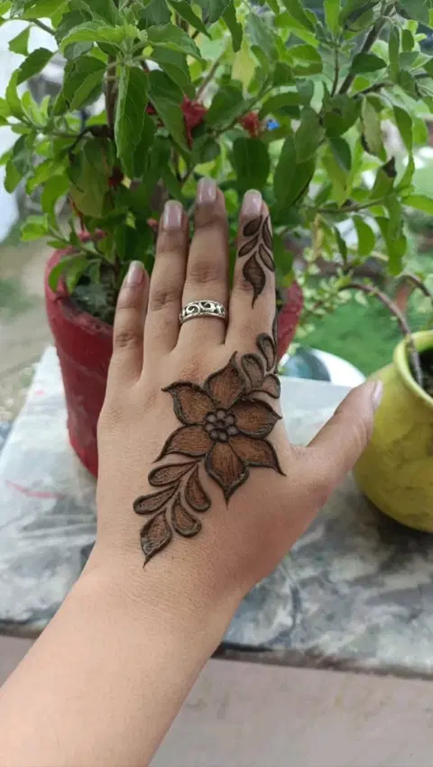 arabic simple circle back hand mehndi design