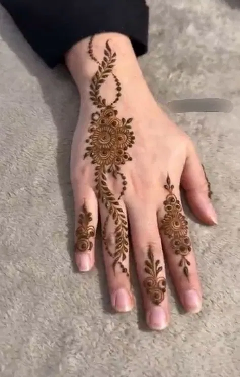 Arabic Simple Back Hand Mehndi Design with Bel and Flowers for Eid