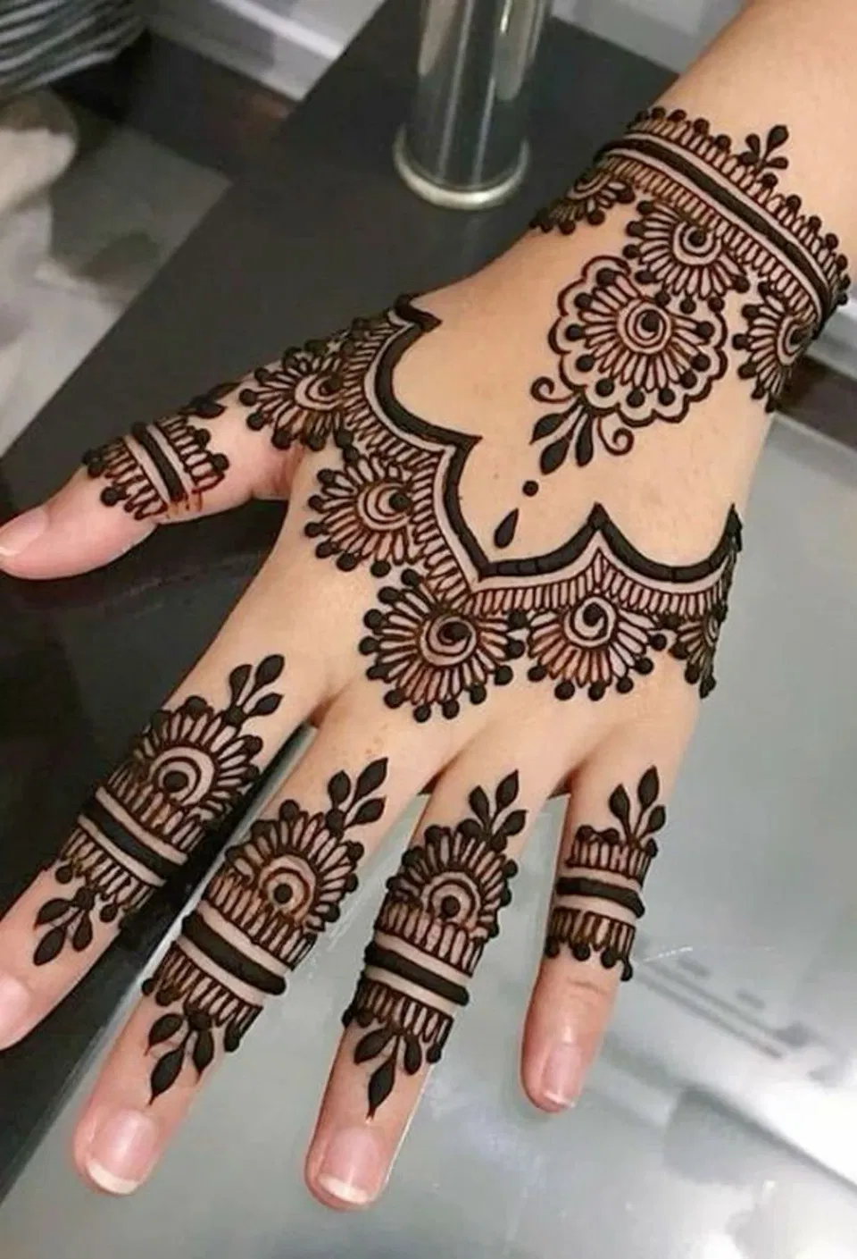 Aesthetic Bridal Back Hand Mehndi Design with Bel (2)
