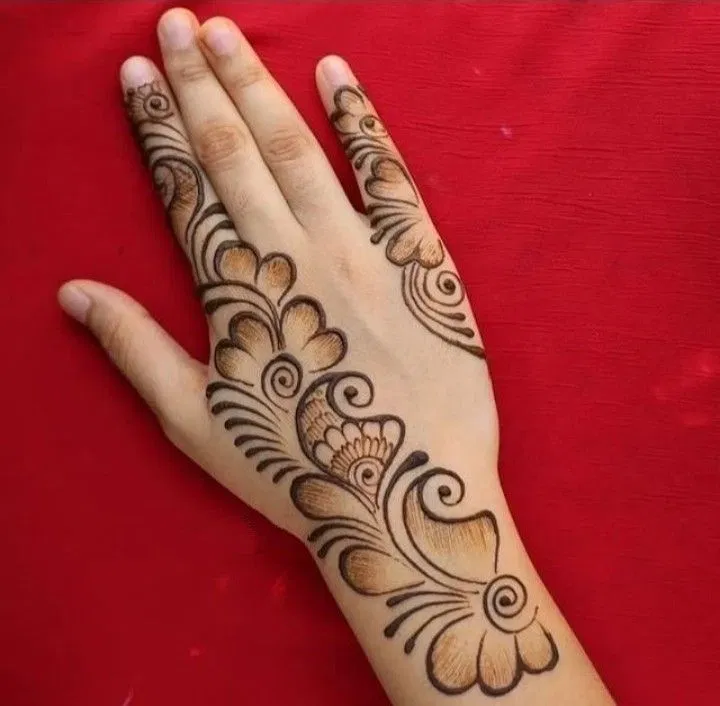 Arabic Simple Back Hand Mehndi Design with Bel and Flowers (4)