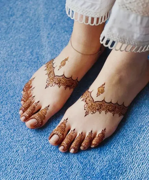 minimal pakistani foot mehndi design