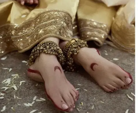 aesthetic pakistani circle back hand mehndi design