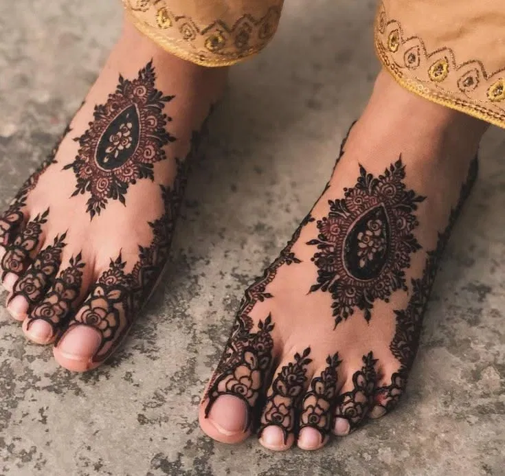 Bridal Pakistani Foot Mehndi Design with Figures and Peacock