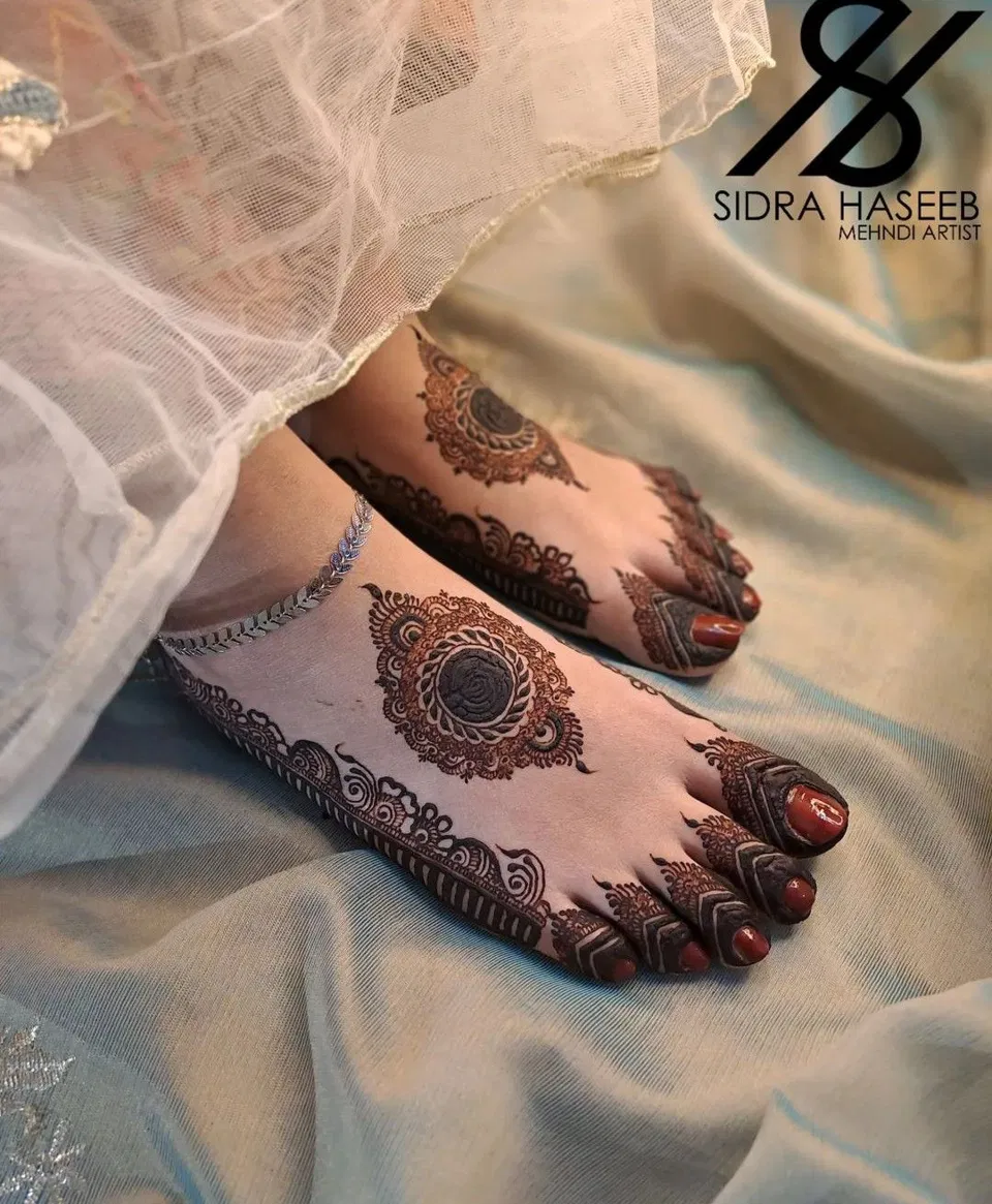 Bridal Pakistani Back Hand Mehndi Design with Gol Tikki and Figures for Eid (4)