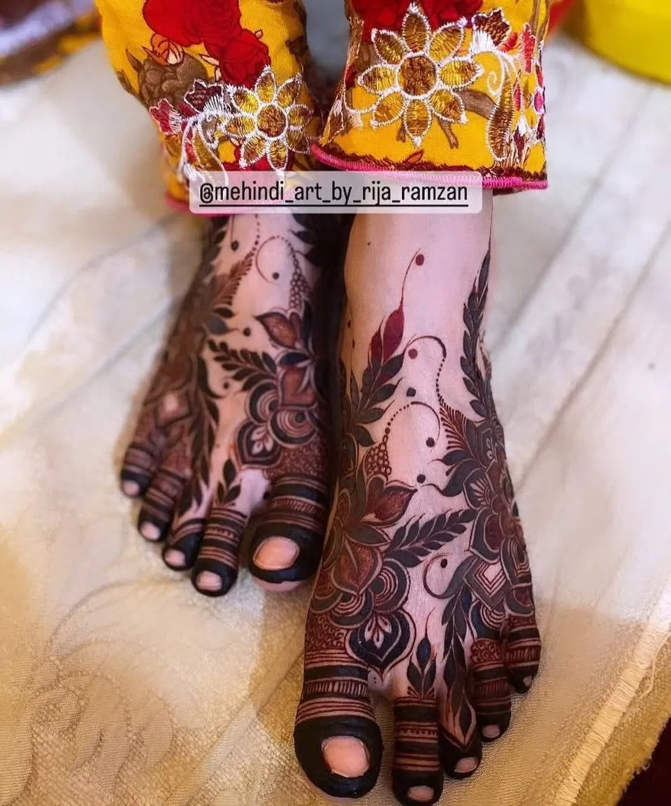Bridal Pakistani Back Hand Mehndi Design with Gol Tikki and Flowers for Eid (5)