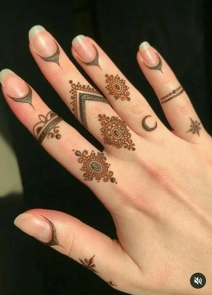 Aesthetic Stylish Finger Mehndi Design with Moon