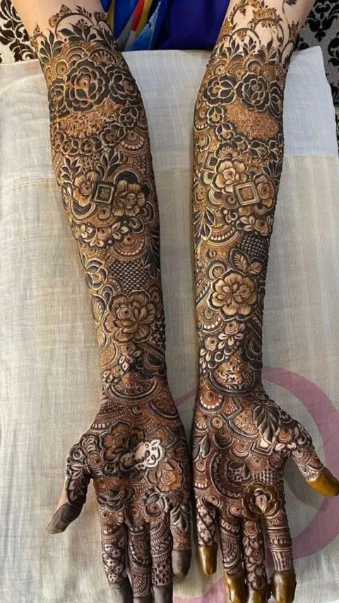 bridal stylish figure front hand mehndi design