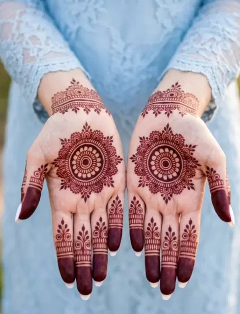 aesthetic simple circle finger mehndi design