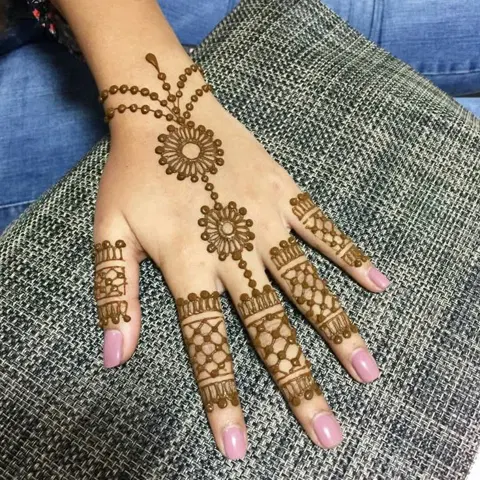 simple back hand mehndi design