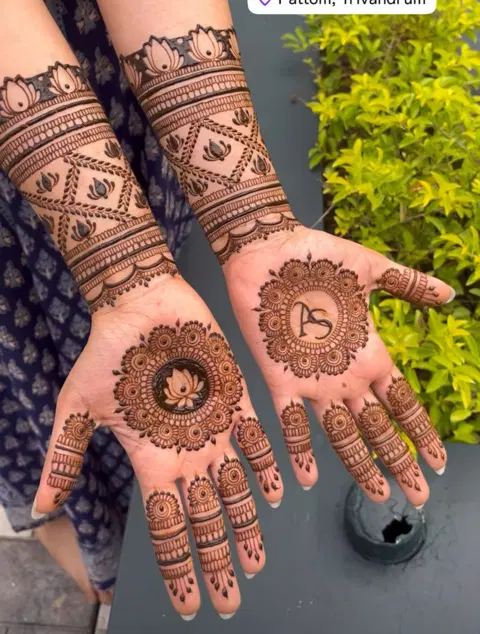 simple stylish circle front hand mehndi design