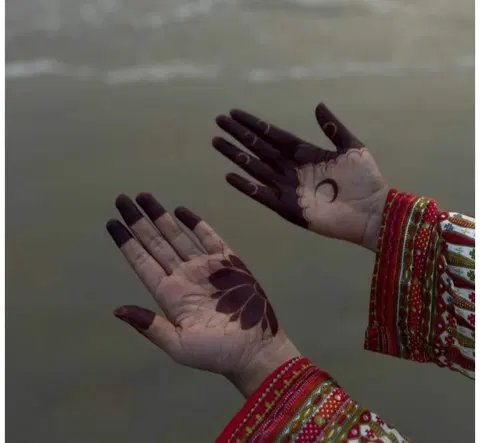 aesthetic minimal moon finger mehndi design