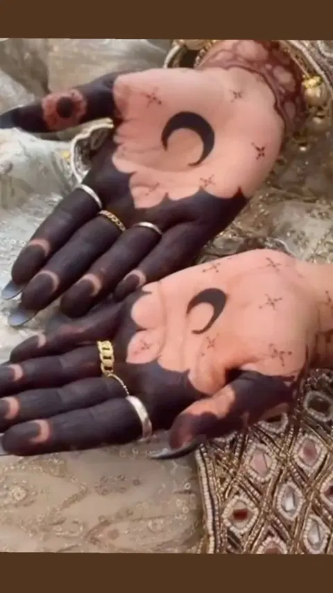 aesthetic simple moon front hand mehndi design