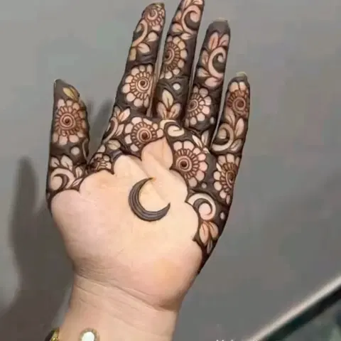 aesthetic simple moon front hand mehndi design
