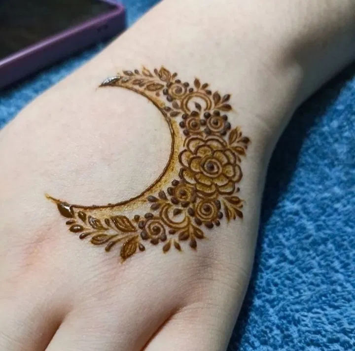 Aesthetic Arabic Back Hand Mehndi Design with Gol Tikki, Flowers and Moon for Eid (17)